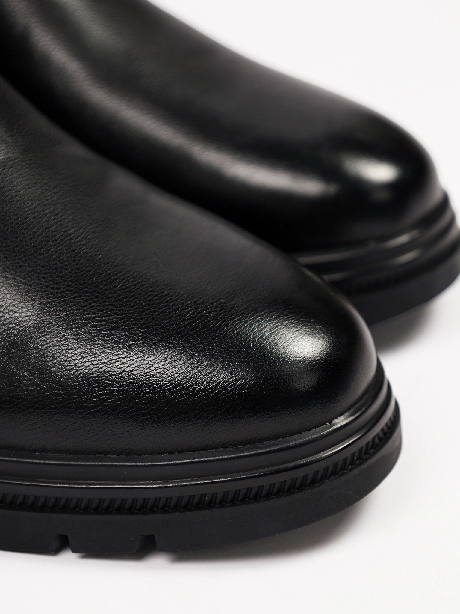 Ботинки черного цвета с двумя боковыми молниями на рельефной подошве